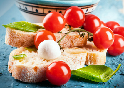 马苏里拉，西红柿和面包