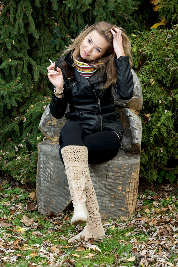 年轻漂亮的女人抽烟