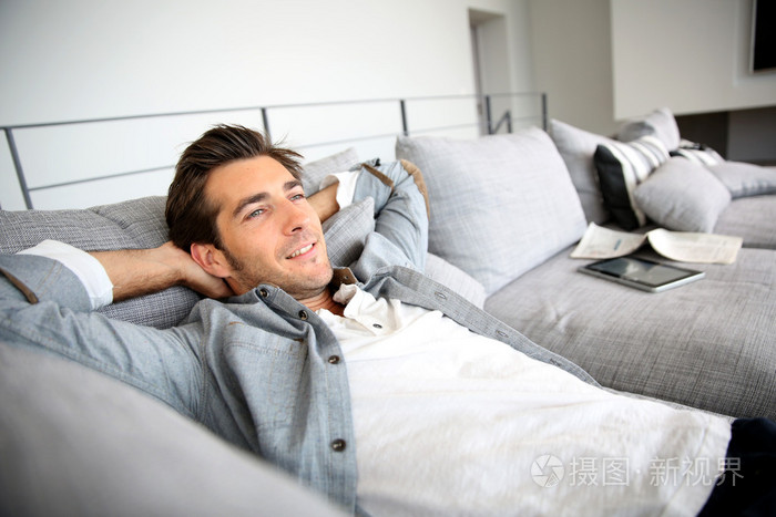 令人放松的躺在沙发上的男人