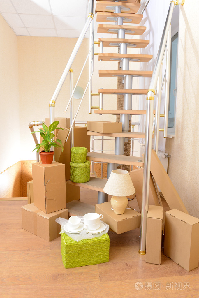 靠近楼梯的纸箱