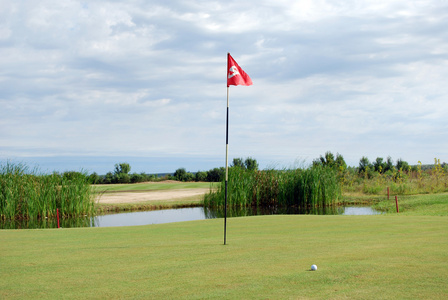 高尔夫球场红旗与球图片