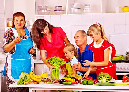 幸福的家庭，与孩子和祖父母或外祖父母在厨房做饭