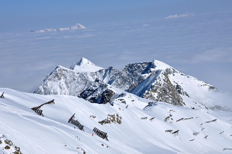 在阿尔卑斯山的滑雪斜坡。kitzsteinhorn 奥地利