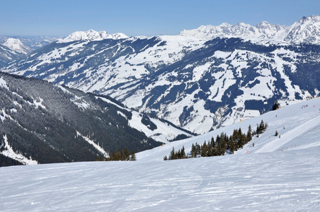 在阿尔卑斯山的滑雪胜地。泽尔我看到奥地利