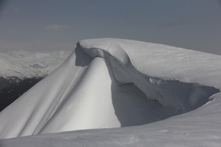俄罗斯高加索山脉的雪檐口