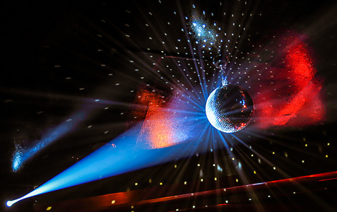 派对在 discoball 上的灯光照片