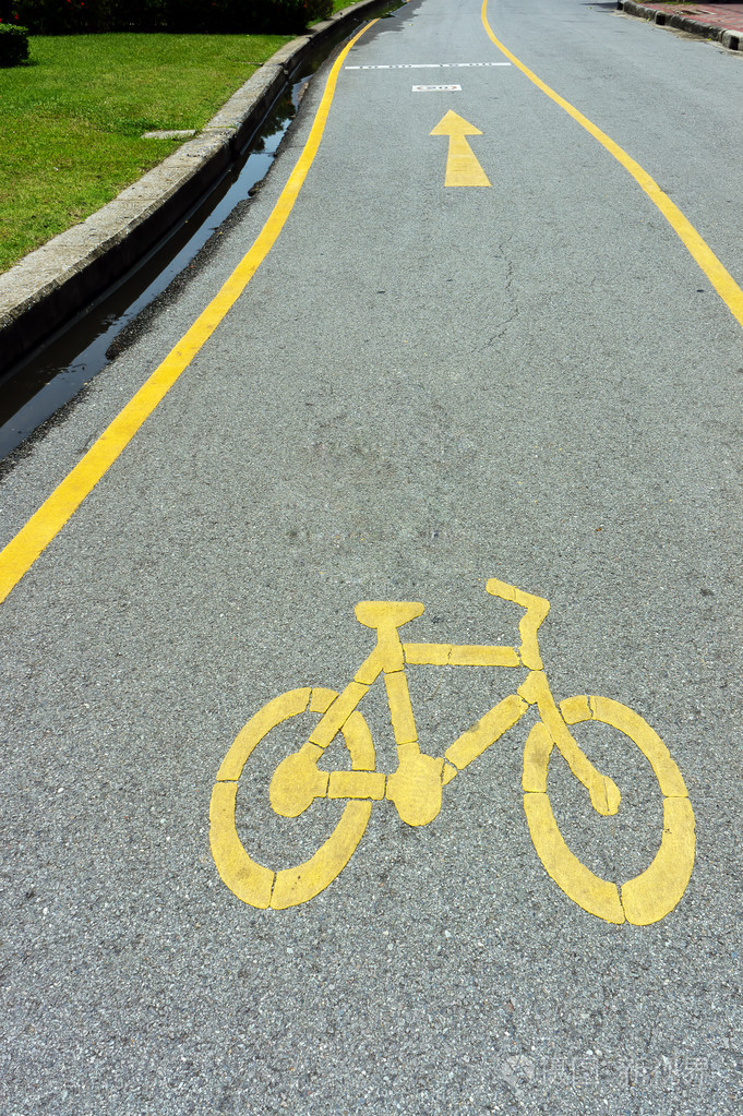 雨后的道路上的自行车车道