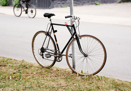 老式自行车停在街上