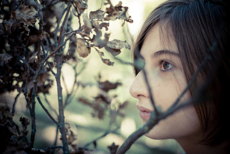 年轻时髦的短发女人在电话上图片