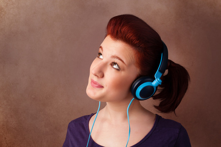 年轻女子用耳机听听音乐与副本空间
