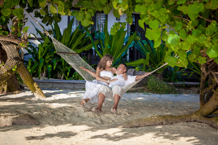 夫妇在吊床上一个热带小岛