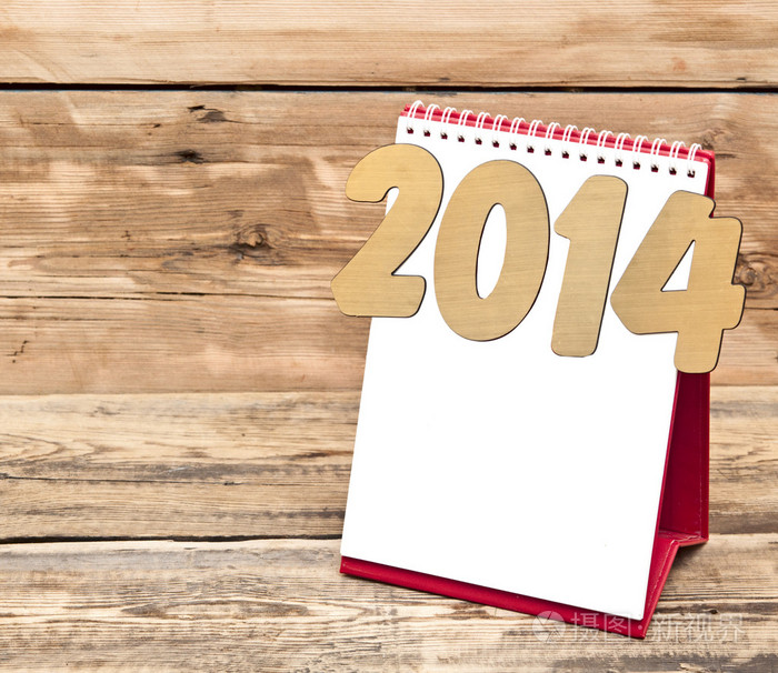 与黄金数字2014年旧木制的桌子上的台历