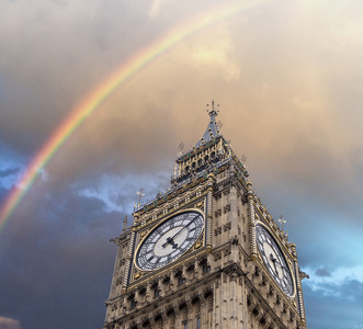 在英国伦敦的大笨钟塔的彩虹