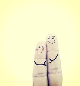 夫妇在手指上画着的爱