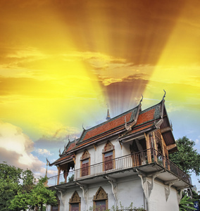 泰国。寺周围植被与对 bac 的夕阳的天空