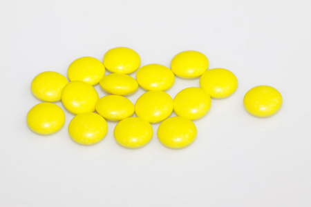 黄色片剂药物图片