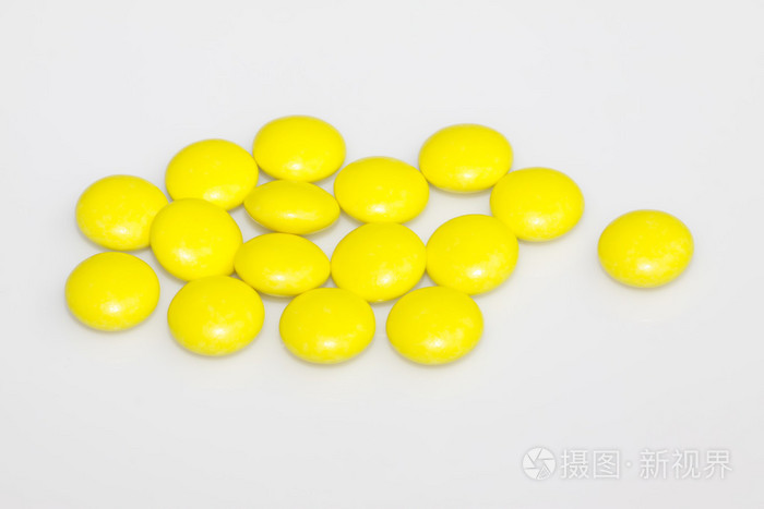 药片和胶囊疾病的药黄色的药物胶囊宏多彩的药瓶和白丸黄色片剂药物