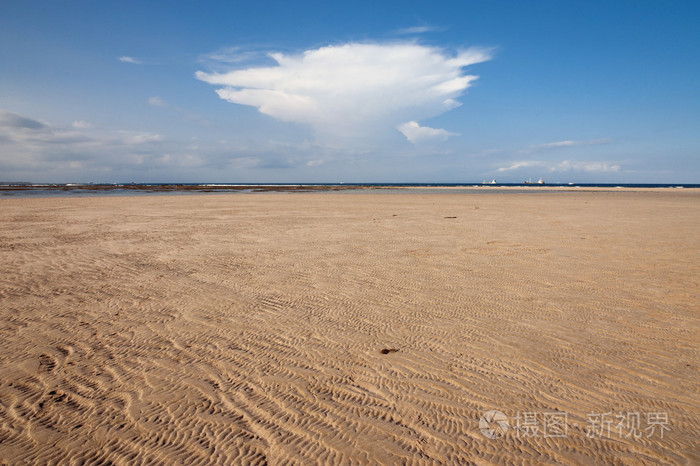 海洋和沙滩黄沙与天上的云