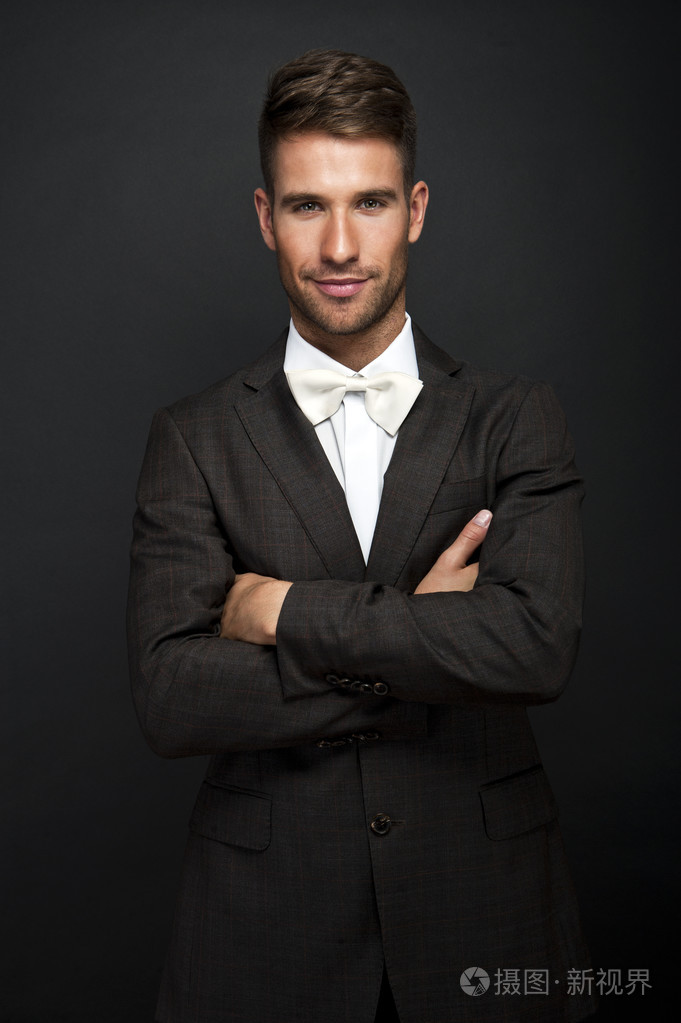 交叉双臂的经典西装的男人