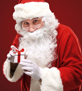 开心的圣诞老人，望着白内包装孤立的照片
