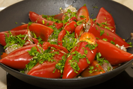 一个圆形锅烤的红椒图片