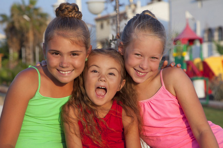 三个小女孩图片