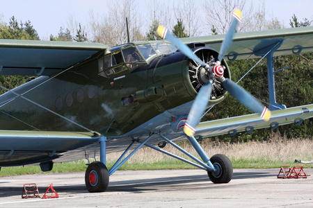 螺旋桨的双翼飞机起飞图片