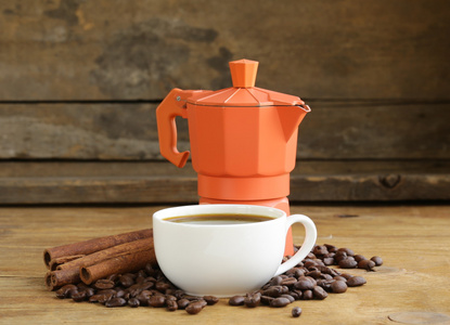 咖啡豆 咖啡罐和杯浓缩咖啡