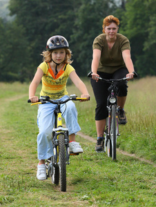 母亲和女儿骑自行车