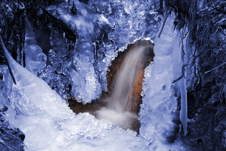 水和冰在溪