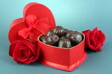 巧克力糖果礼盒，灰色的背景上