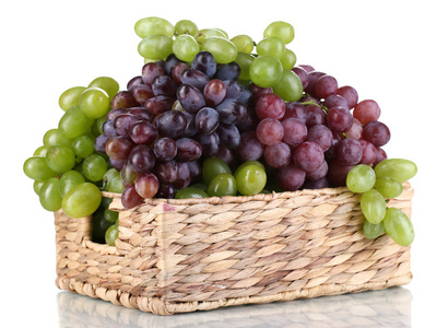 成熟的绿色和紫色葡萄在篮子上白色隔离