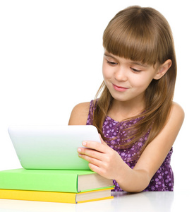 性格开朗的年轻女孩正在使用平板电脑