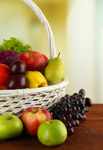 不同的蔬菜和水果在桌子上明亮的背景上的篮子里