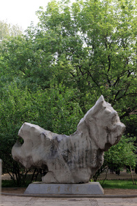 绿树和石头雕刻作品在公园里