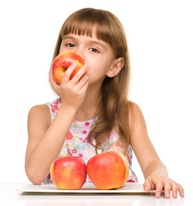 小女孩用红苹果