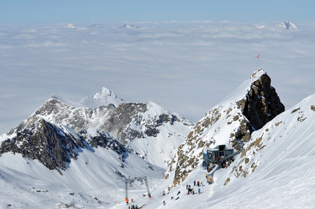 视图的雪皑皑山峰云海之上