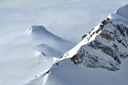 冬季的云层上方山的全景