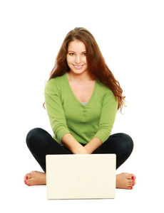 一个年轻的大学女孩带着便携式计算机