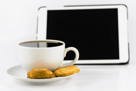 杯咖啡加上白色孤立的 cookie 和平板计算机