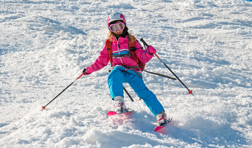 儿童滑雪急剧转弯