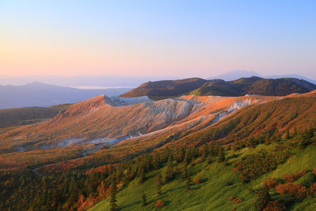 早晨的阳光在山