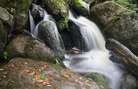 贝基景观瀑布瀑布在达特穆尔国家公园 