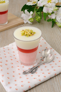 草莓酸奶甜点与阿月浑子