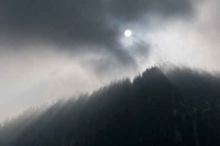 神秘的太阳光束在山雾林