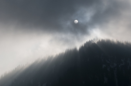 神秘的太阳光束在山雾林图片
