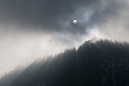 神秘的太阳光束在山雾林