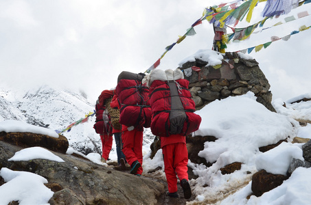 尼泊尔徒步旅行在喜马拉雅山，搬运工加载的小路上