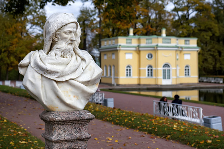 普希金凯瑟琳公园的雕像前Tsars koeSelo