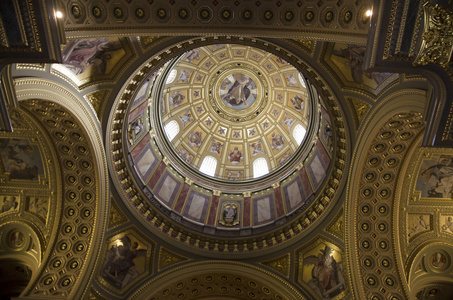 在布达佩斯，匈牙利圣史蒂芬大教堂的天花板